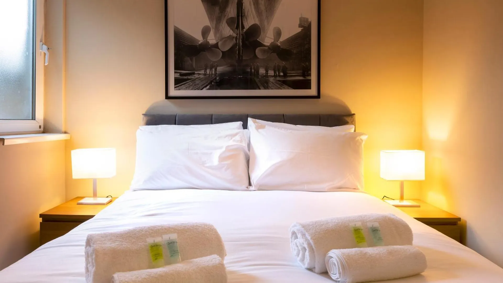 The Titanic -1Bd Trendy Ap -Gold Short Term Stays Belfast