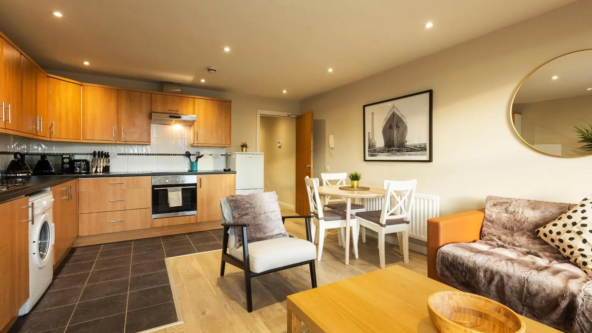 The Titanic -1Bd Trendy Ap -Gold Short Term Stays Belfast 0*,  United Kingdom