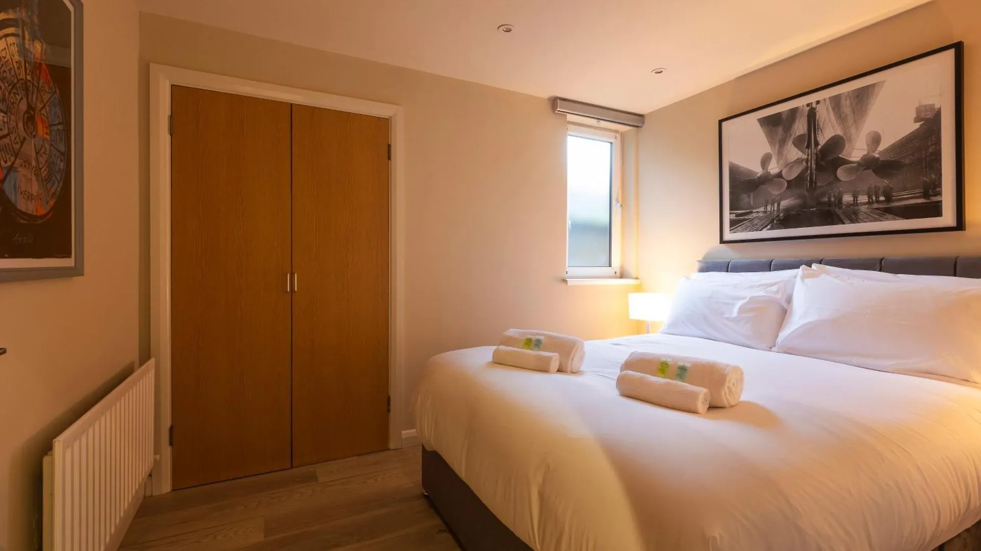 The Titanic -1Bd Trendy Ap -Gold Short Term Stays Belfast 0*,