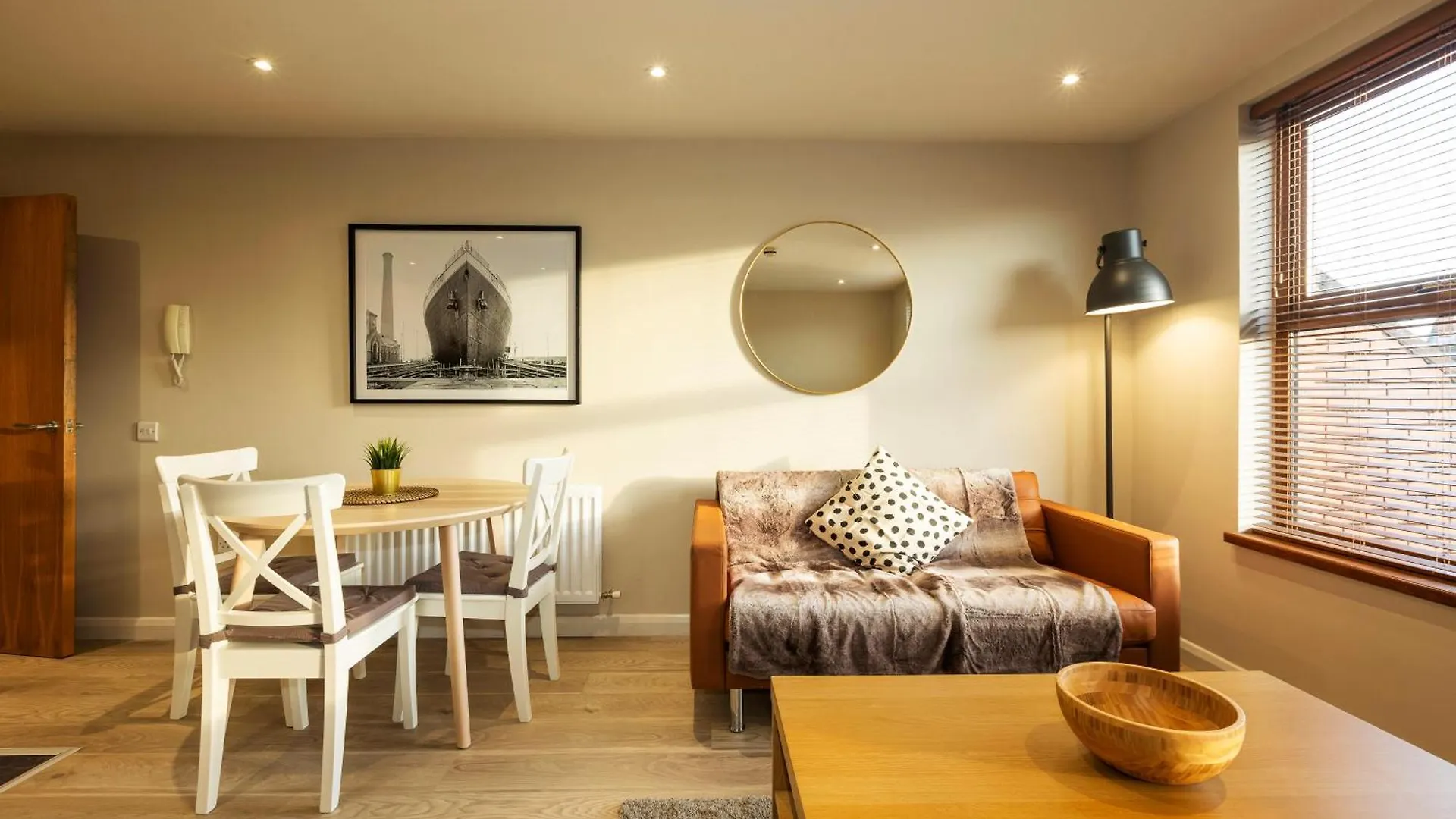 The Titanic -1Bd Trendy Ap -Gold Short Term Stays Belfast